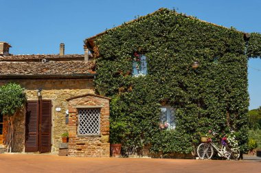 Vinci, Toskana, İtalya- 26 Haziran 2019: Toskana'da ortaçağ steetinde yürümek