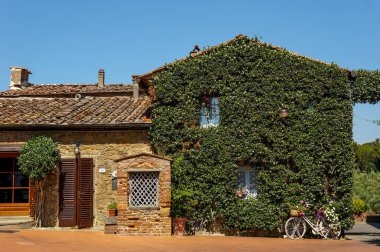 Vinci, Toskana, İtalya- 26 Haziran 2019: Toskana'da ortaçağ steetinde yürümek