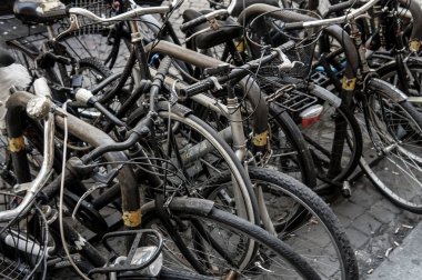 Floransa, İtalya- 25 Haziran 2019: şehir merkezinde bisiklet