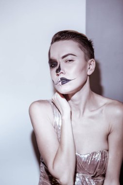 Cadılar Bayramı. Gri arka plan üzerinde izole parlak siyah Cadılar Bayramı makyaj ile güzel kadın