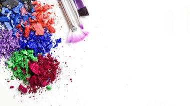 ezilmiş göz makyajı seti beyaz arkaplanda izole edildi