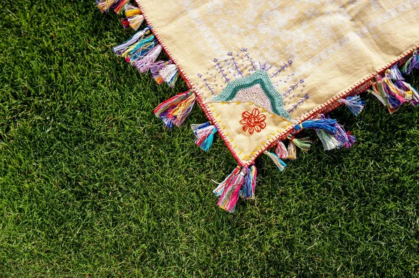晴れた日に公園の芝生の上の毛布で緑 — ストック写真