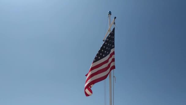 Bandera Americana Ondeando Viento Frente Cielo Azul — Vídeo de stock