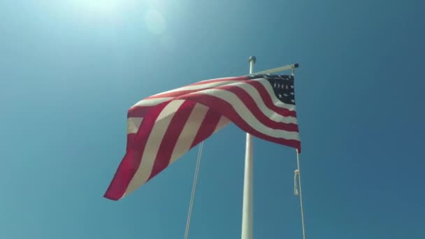 Αμερικάνικη Σημαία Που Κουνώντας Τον Άνεμο Μπροστά Στον Γαλάζιο Ουρανό — Αρχείο Βίντεο