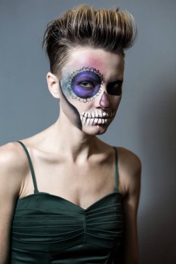 Cadılar Bayramı. Gri arka plan üzerinde izole parlak siyah Cadılar Bayramı makyaj ile güzel kadın