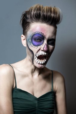 Cadılar Bayramı. Gri arka plan üzerinde izole parlak siyah Cadılar Bayramı makyaj ile güzel kadın