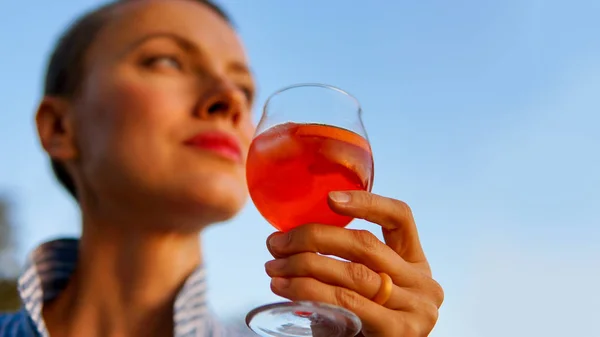 夏季鸡尾酒 欢呼声 女人拿着鸡尾酒 在户外的户外 在蓝天上 用玻璃杯聚焦在手上 — 图库照片