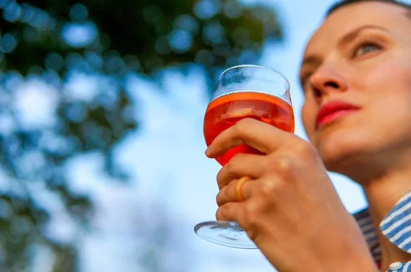 夏季鸡尾酒 欢呼声 女人拿着鸡尾酒 在户外的户外 在蓝天上 用玻璃杯聚焦在手上 — 图库照片