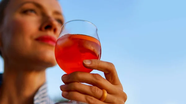 夏季鸡尾酒 欢呼声 女人拿着鸡尾酒 在户外的户外 在蓝天上 用玻璃杯聚焦在手上 — 图库照片