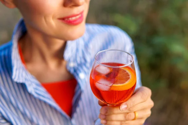 夏季鸡尾酒 欢呼声 女人拿着鸡尾酒 在户外的手 专注于手与玻璃 — 图库照片