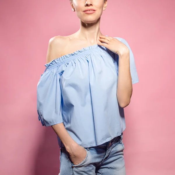 Retrato Mulher Jovem Com Cabelo Curto Vestindo Blusa Azul Jeans — Fotografia de Stock