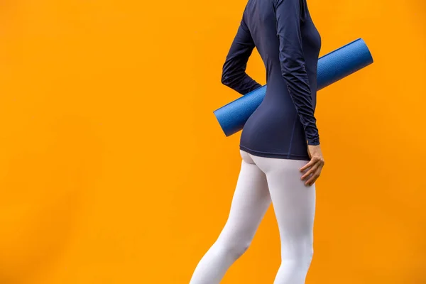 Sportliches Yoga Mädchen Mit Yogamatte Sportkleidung Auf Orangefarbenem Hintergrund — Stockfoto