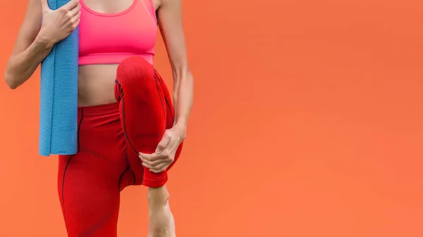 Menina Ioga Esportiva Com Tapete Ioga Vestindo Roupas Esportivas Sobre — Fotografia de Stock