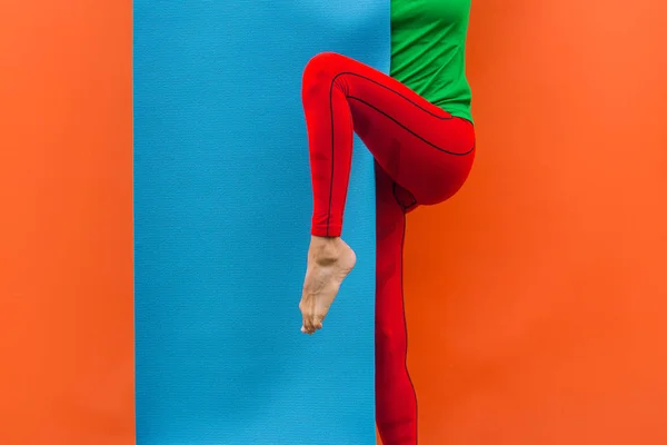 运动女孩与瑜伽垫的创意时尚健身形象 — 图库照片
