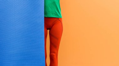 Yoga mat ile sportif kız Yaratıcı moda fitness görüntü