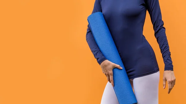 Mode Créative Image Forme Physique Fille Sportive Avec Tapis Yoga — Photo