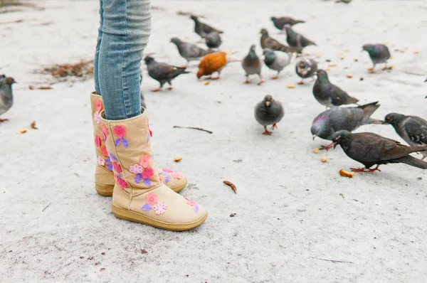 Las Piernas Una Chica Paseo Invierno — Foto de Stock