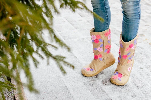 Benen Flicka Vinter Promenad — Stockfoto