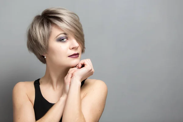 Retrato Jovem Bela Mulher Loira Com Cabelo Curto — Fotografia de Stock