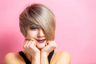 pembe bir arka plan üzerinde komik kadın, güzellik