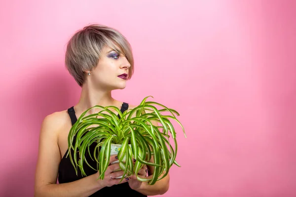 Hermosa Mujer Joven Sosteniendo Flor Mirada Expresando Felicidad Disfrute Sobre — Foto de Stock