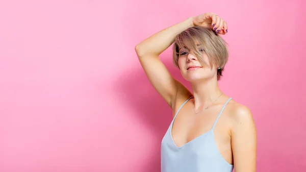 Retrato Mulher Interior Jovem Mulher Bonita Vestido Seda Sobre Rosa — Fotografia de Stock