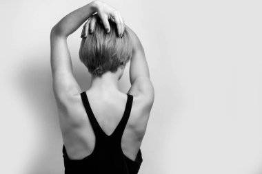  Bir ipek üst güzel bir ihale kız, güzel kısa saç modeli ile elbise. Siyah arka plan. Moda, güzellik, saç modeli, kişisel bakım, güzellik salonu, kozmetik.moda, güzellik