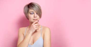 İhale gülümseme pembe arka plan üzerinde pastel renklerle gündelik kıyafeti giymiş olan romantik kadın portresi