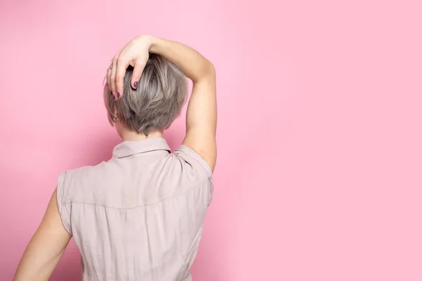 Visão Traseira Uma Mulher Relaxante Mãos Erguidas Sobre Rosa — Fotografia de Stock