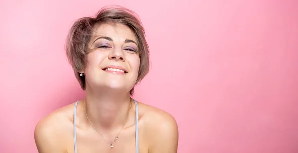 Retrato Jovem Mulher Romântica Com Sorriso Macio Vestindo Roupas Casuais — Fotografia de Stock