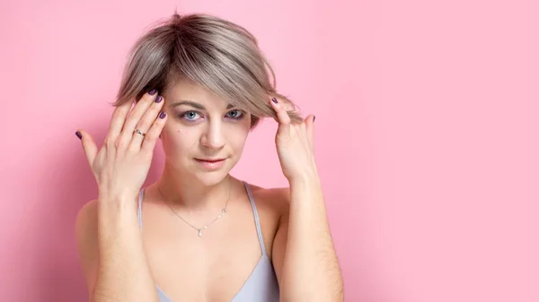 Retrato Una Joven Romántica Con Una Tierna Sonrisa Vestida Con — Foto de Stock