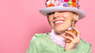 güzel seksi kadın parfüm uygulanması