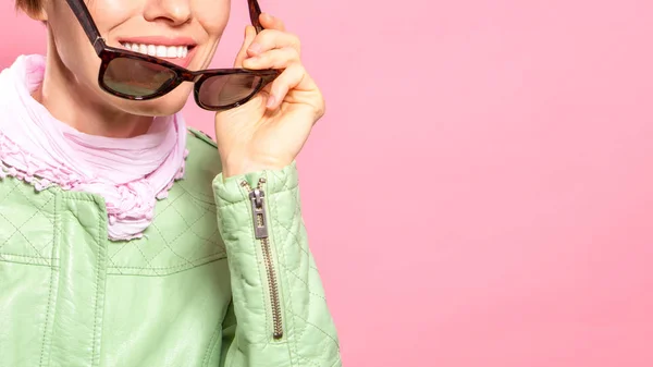 Mooie Lente Vrouw Dragen Zonnebril Mint Jas Roze Achtergrond — Stockfoto