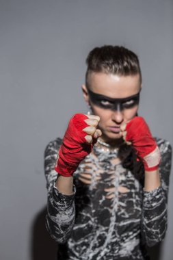 Güzel kadın savaşçı makyaj ve delme için boks teyp ile