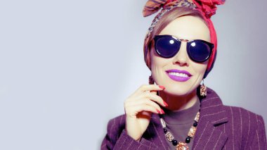 Türban, güneş gözlüğü, parlak makyaj, aksesuar, moda giyen şık sonbahar kadın