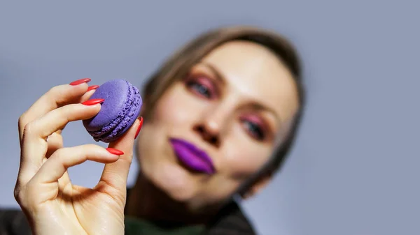 Comer Macarões Mão Feminina Segurando Macarons Sobre Fundo Cinza — Fotografia de Stock