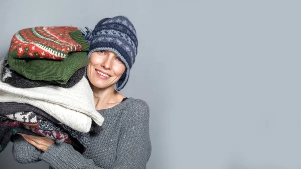 Mujer Otoño Invierno Retrato Una Mujer Joven Sosteniendo Montón Suéteres — Foto de Stock
