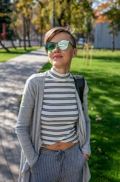 Retrato Una Joven Caminando Parque Primavera Otoño —  Fotos de Stock