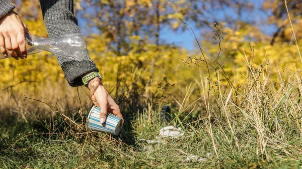 Kobieta Ręka Zbierając Plastikowe Butelki Czyszczenia Ulicy Lesie Koncepcja Wolontariuszy — Zdjęcie stockowe