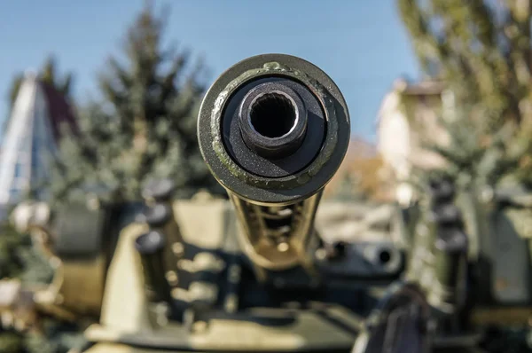 Panzer Position Über Stadtlandschaft Und Blauem Himmel — Stockfoto