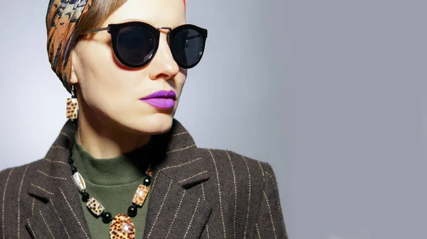 Türban Güneş Gözlüğü Parlak Makyaj Aksesuar Moda Giyen Şık Sonbahar — Stok fotoğraf