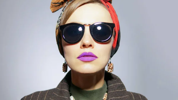 Stylowa Jesień Kobieta Noszenie Chusty Okulary Przeciwsłoneczne Jasny Makijaż Akcesoria — Zdjęcie stockowe