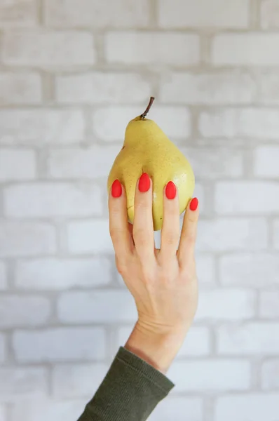Healthy Organic Pear Mano Mujer Sobre Pared Ladrillo —  Fotos de Stock
