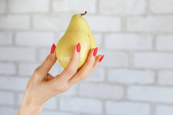 Healthy Organic Pear Mano Mujer Sobre Pared Ladrillo —  Fotos de Stock