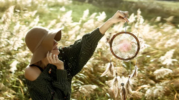 Närbild Porträtt Vacker Flicka Stickad Tröja Och Filt Hatt Konst — Stockfoto