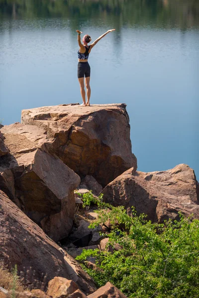 Mladá Žena Dělá Jóga Ranním Parku Skále Malebným Výhledem Jezero — Stock fotografie