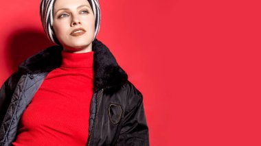  Sonbahar modası. Parlak sonbahar bakmak güzel attracrive genç kadın