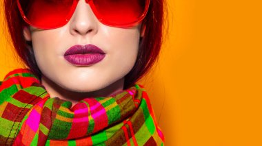 Lüks sonbahar moda aksesuarlarında poz veren zarif bir kadın.