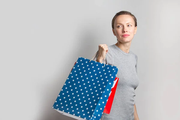 Mooie Winkelende Vrouw Met Boodschappentassen Geïsoleerd Witte Achtergrond Kopieerruimte — Stockfoto