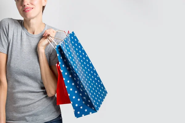 漂亮的购物女人 有白色背景的购物袋 复制空间 — 图库照片
